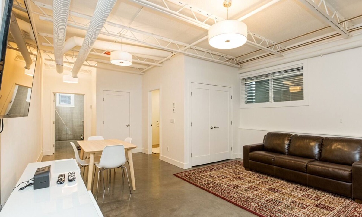 Bridgeland Apartment | The City Haven | Sleeps 4 |