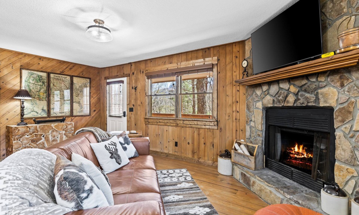 Blairsville Cabin | The Classic | Forest cabin with wraparound deck, fireplace & great location