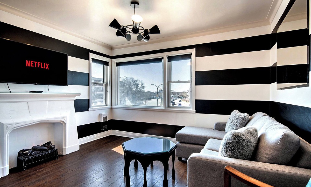 Ahuntsic Apartment | The Classic | Subway | AC | WIFI | TV
