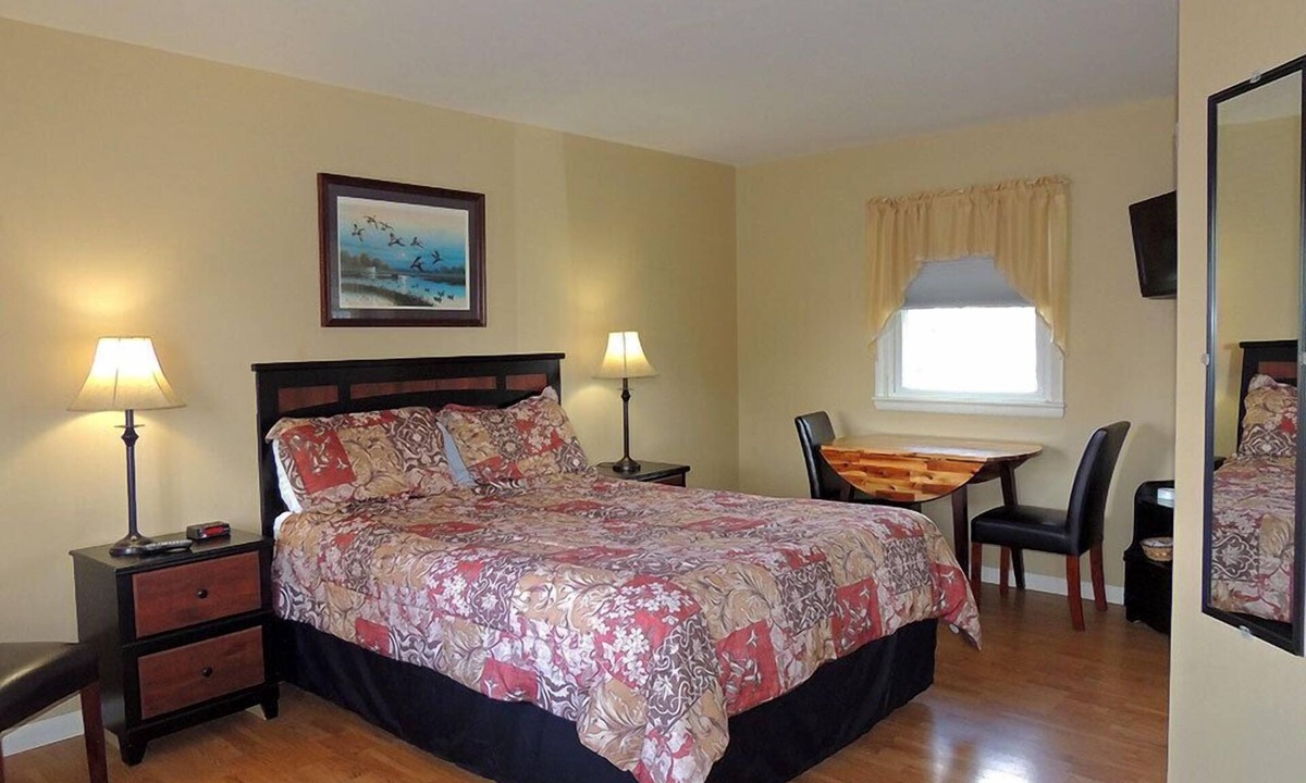Frontenac Hotel | The Clipper Inn