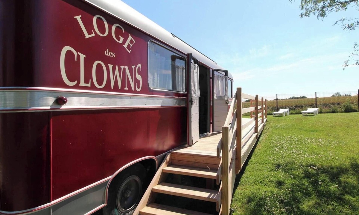 Saint-Augustin-des-Bois Ski Chalet | The Clowns' Lodge Caravan