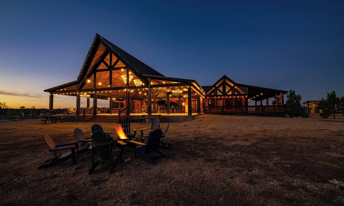 Broken Bow Cabin | The Clubhouse is a refined sanctuary where celebration and rest coexist effortlessly. A grand lodge designed for gatherings, it welcomes weddings beneath soft lights, laughter by the fire, and mornings that unfold slowly.