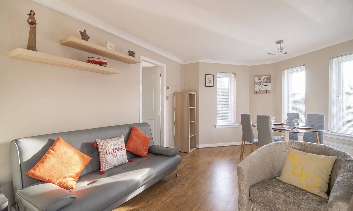 North West Apartment | The Cluthar: Ground Floor West End/City Centre/Rockvilla Flat & Parking