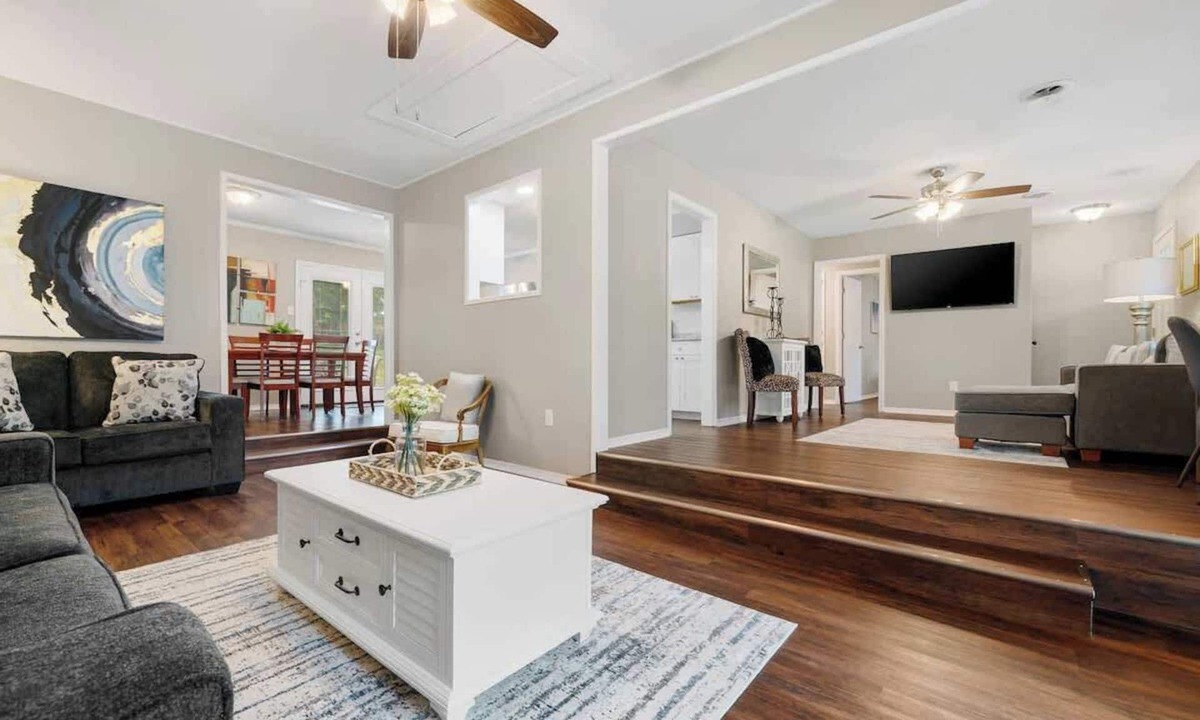 Barling House | The Coach House-Cozy 3BR in Town