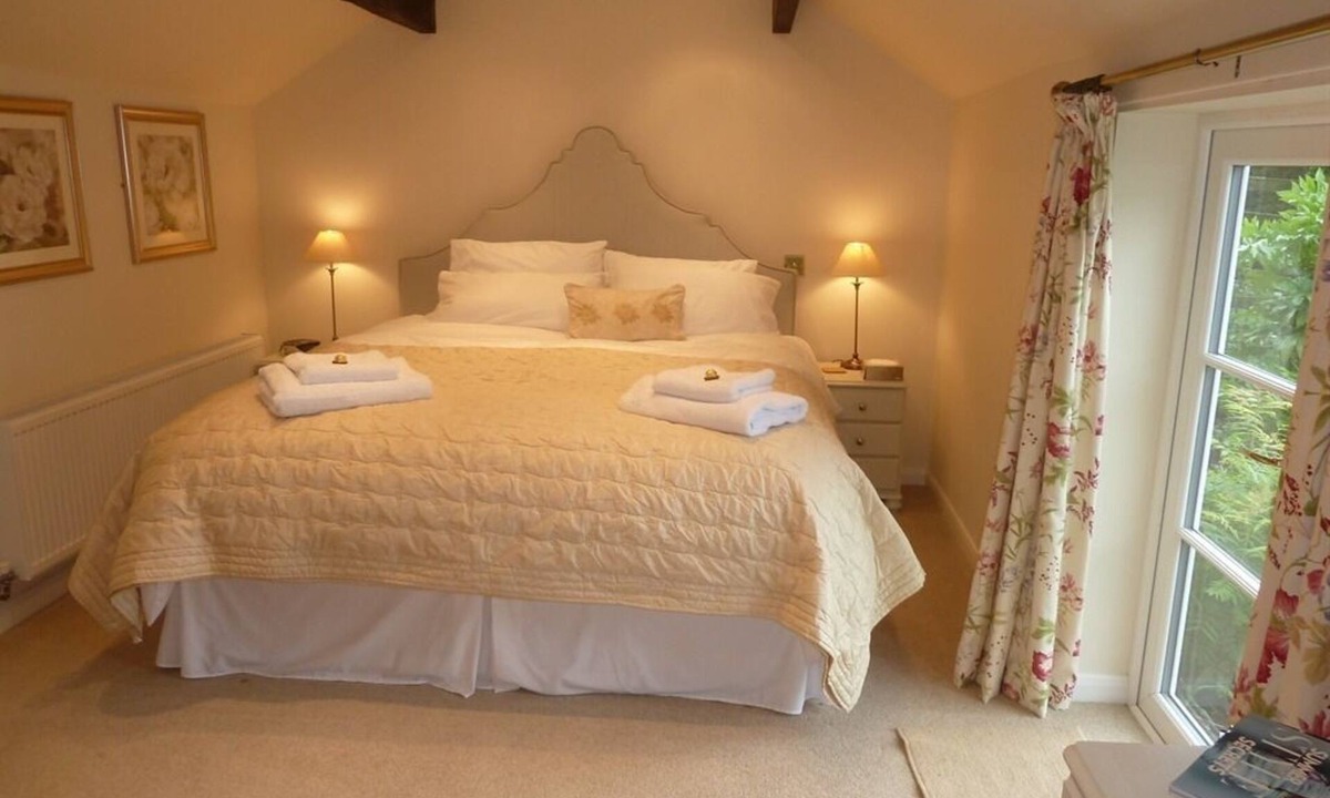 Hixon Bed & Breakfast | The Coach House
