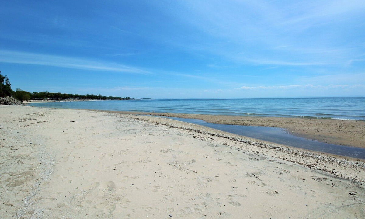 Sherkston Cottage | The Coach House - Nature at its best. Private Beach Access, Creek, Sleeps 4