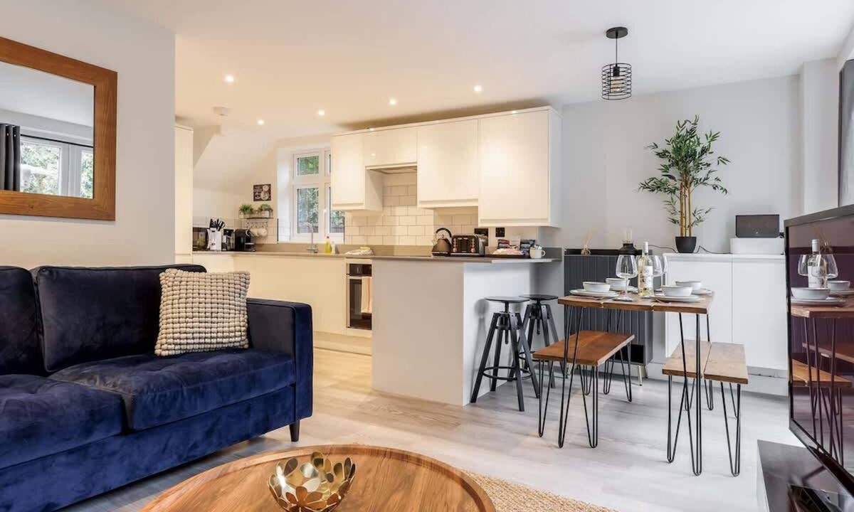 Corfe Castle Apartment | The Coach House- Spacious Outside Decking