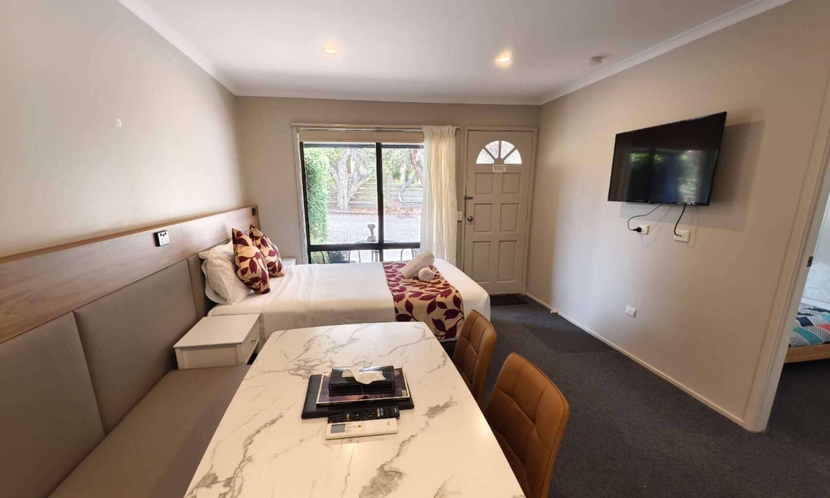 Cowes Hotel | The Coachman Motel & Units