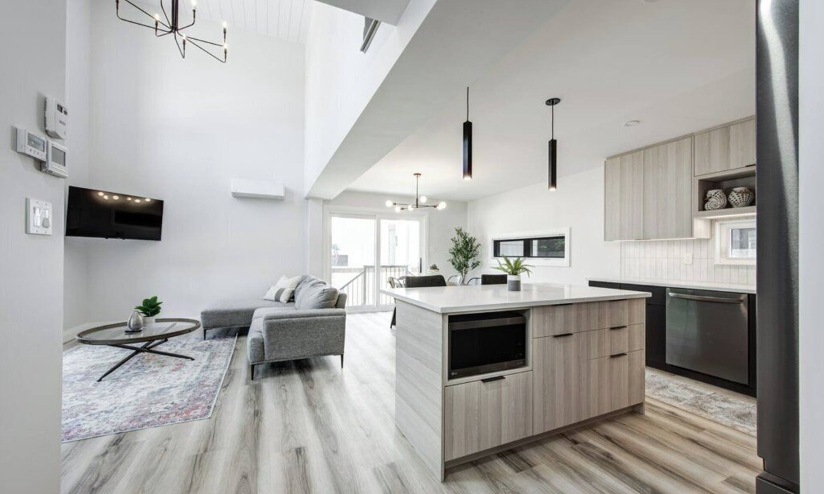 Grand Bend Cottage | THE COCONUT ON THE CORNER- HOT TUB 5BR CLOSE TO BEACH