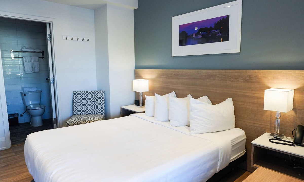 Grand Bend Hotel | The Colonial Hotel - Premium Queen