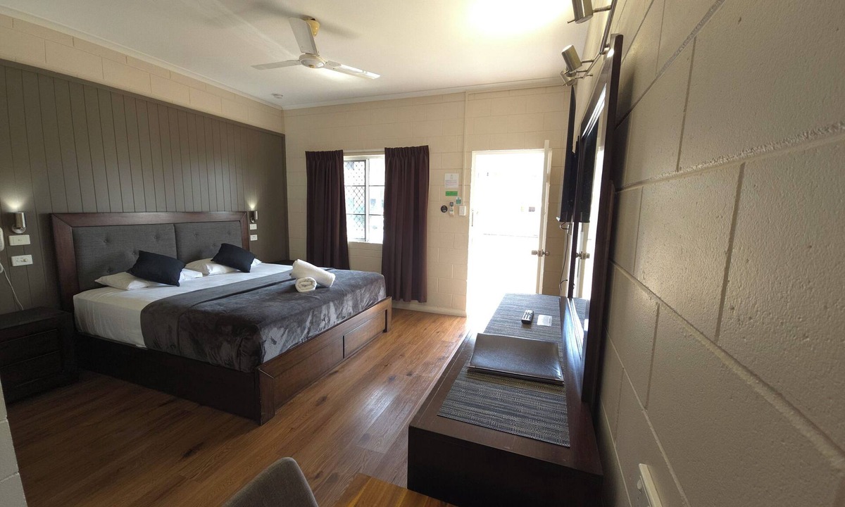 Mundingburra Hotel | The Colonial Rose Motel