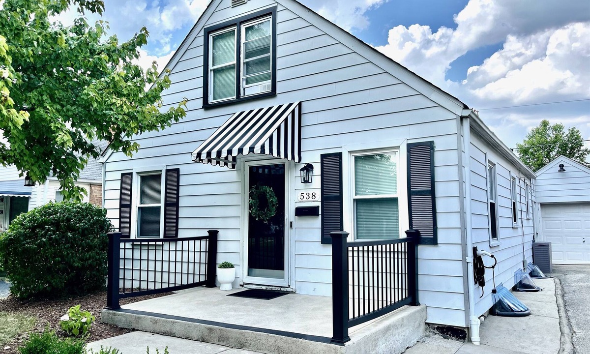 Clintonville House | The Columbus Cape Cod Cottage | 1st Floor Beds!