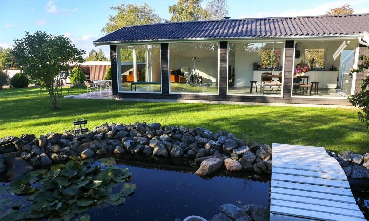 Holbaek Cottage | The comfort of this cottage merges with nature