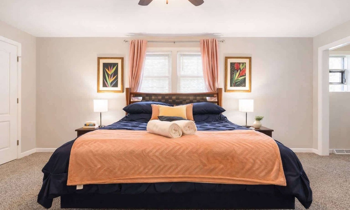 Worth House | The Comfy King Ranch/King Bed Suite/Fast Wi-Fi