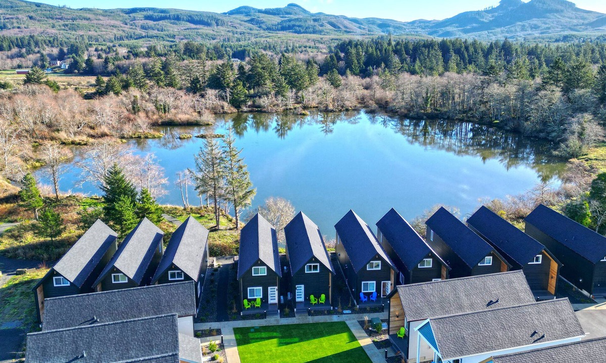 Seaside Villa | The Commons - Courtyard - T