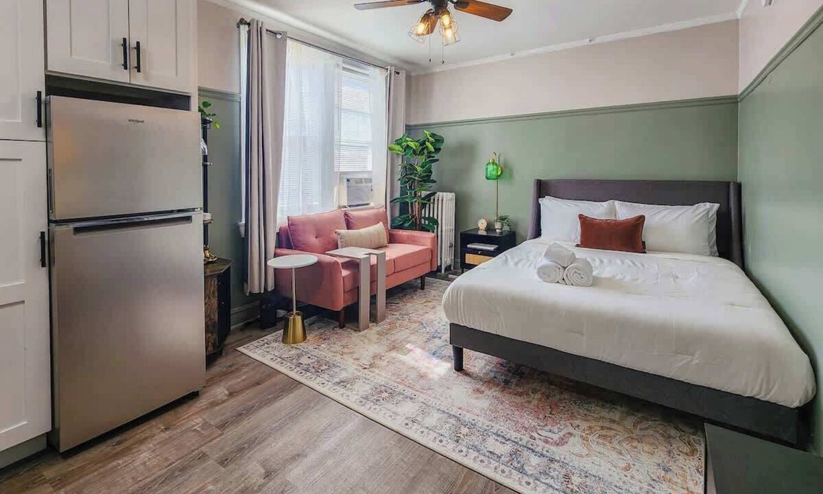 Mid-North District Apartment | The Conservatory - Walk to Lincoln Park & Zoo