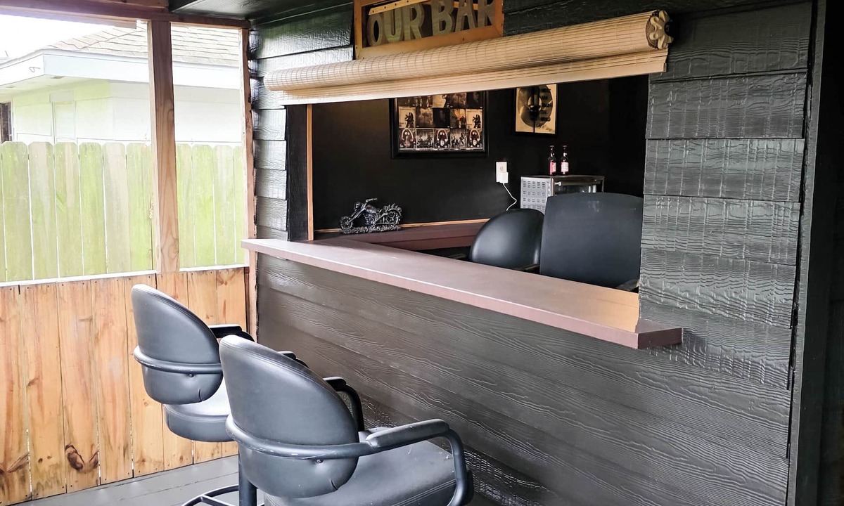 Houston House | The Cornerstone - Private Houston Home w/Gym, Bar & Game Room
