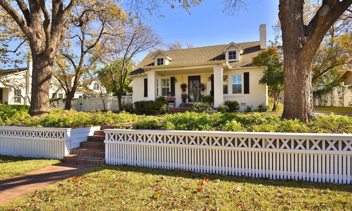Sayles Blvd. Area House | The Cottage at Eleven09-A Fine Guest Experience in Historic Abilene
