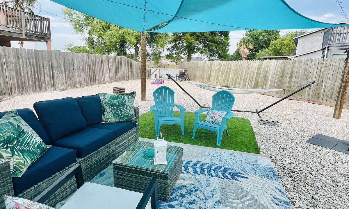 Flour Bluff House | The Cottage at Oso Bay with Pond View