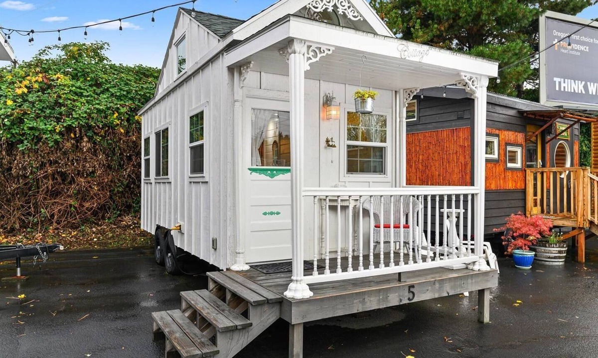 Kerns Hotel | The Cottage - Custom Tiny Home w/Victorian Vibe