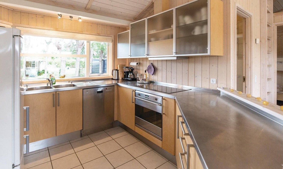Store Kongsmark House | The cottage in Stillinge Strand has a kitchen open to the living room.