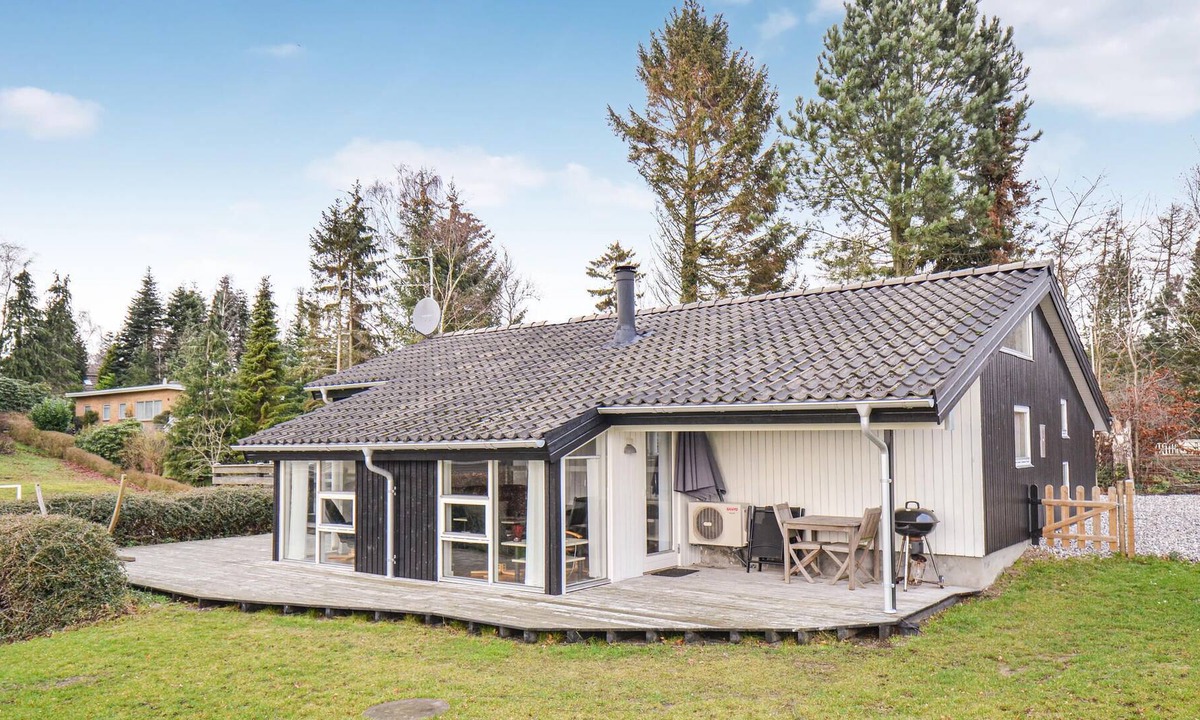 Lyngsbæk Strand House | The cottage is beautifully placed on a large fenced natural ground, where lawn has been laid.