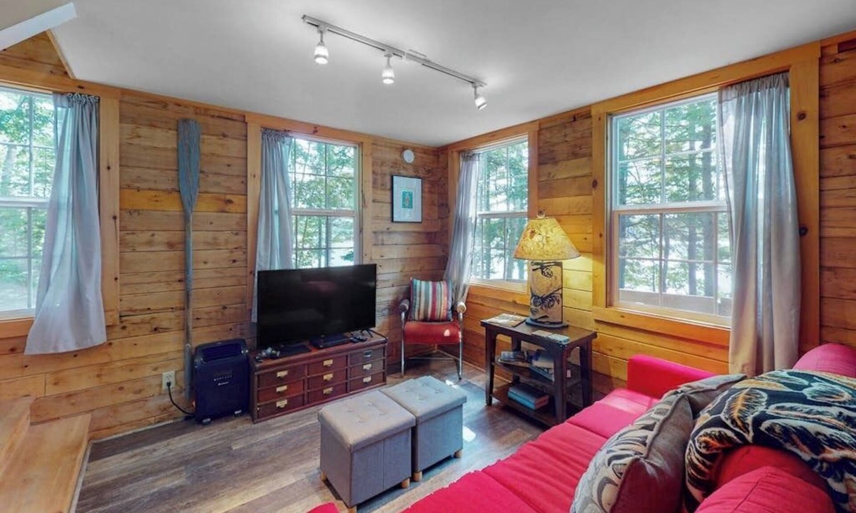 Franklin Cabin | The Cottage | Peaceful 32-Acre Lakefront Getaway | Canoe, Firepit & Big Deck
