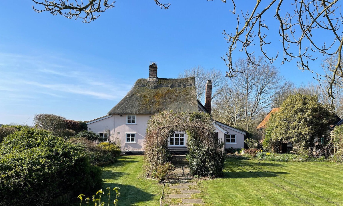Woodbridge Cottage | THE COTTAGE, ROBIN'S NEST, pet friendly, with open fire in Woodbridge