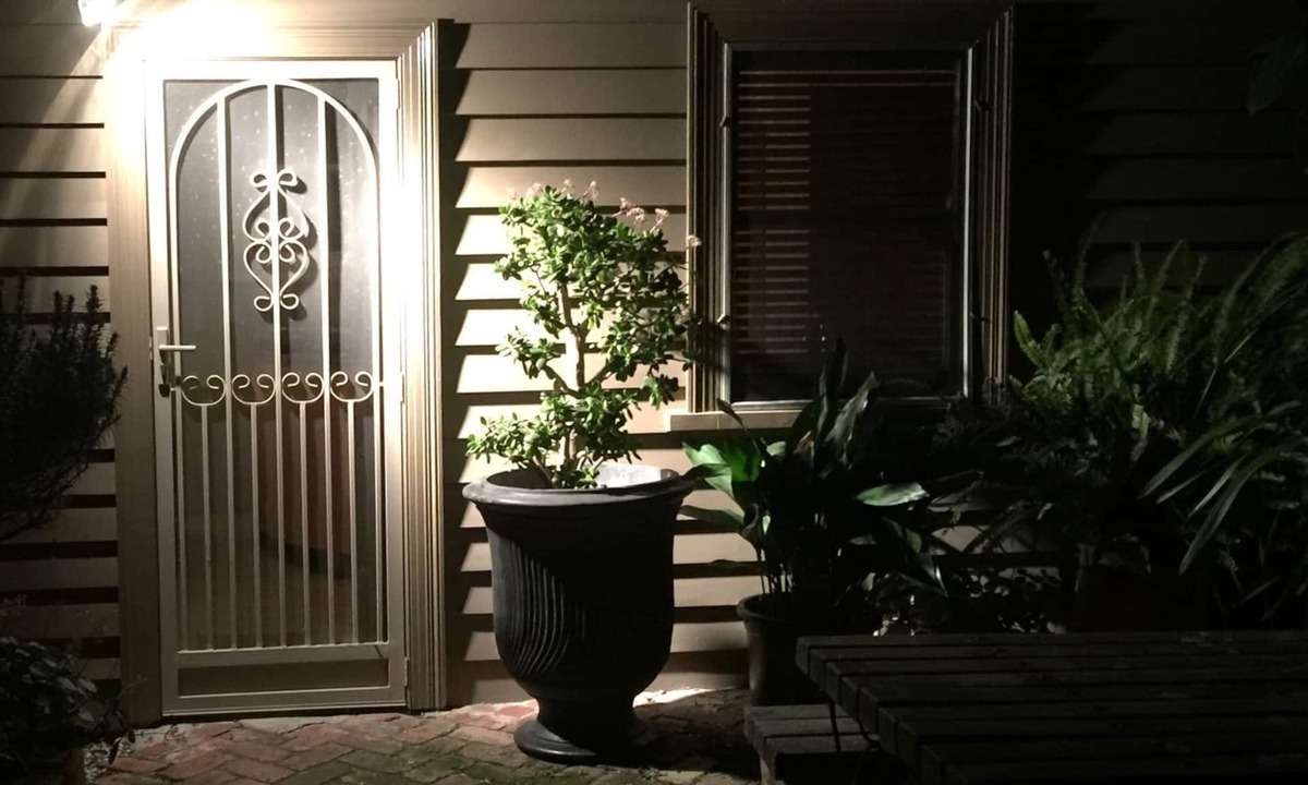 Williamstown Apartment | The Cottage, Studio Accommodation