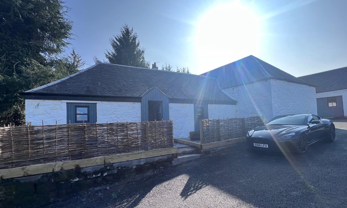 Buchlyvie Cottage | The Cottage - ultimate couples escape with hot tub