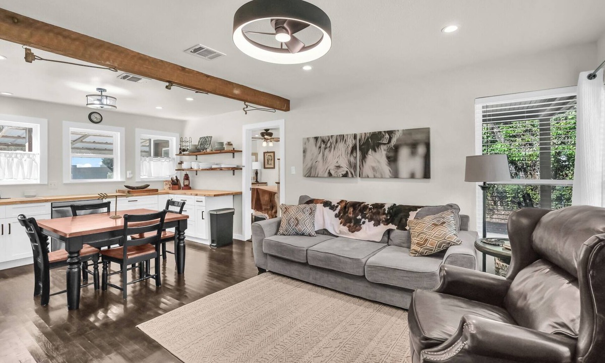 Weatherford House | The Country Cottage - Family Friendly Home just minutes from Weatherford!