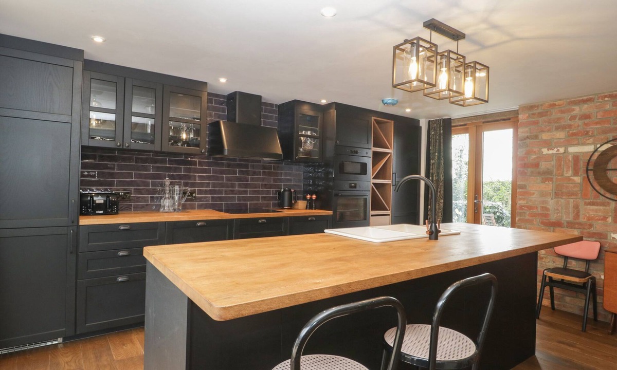 Winterborne Zelston Cottage | The Courtyard - Hilltop Barn