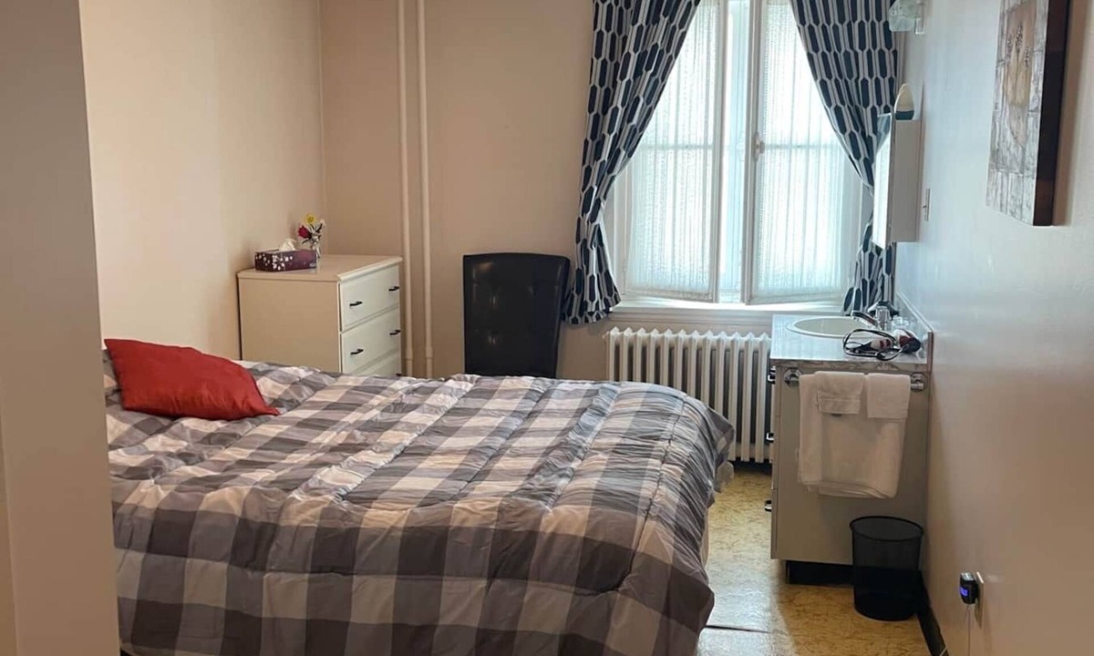Sainte-Anne-des-Monts Hostel | The Couvent, 203 - Queen bedroom