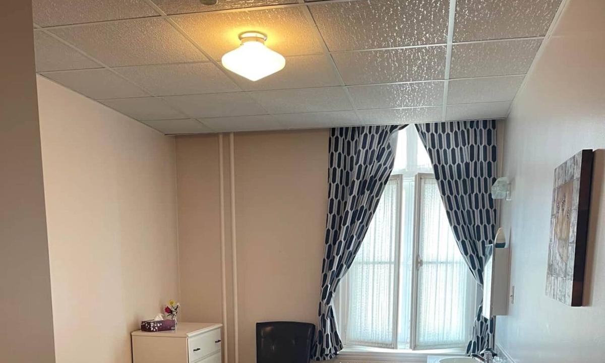 Sainte-Anne-des-Monts Hostel | The Couvent, 203 - Queen bedroom
