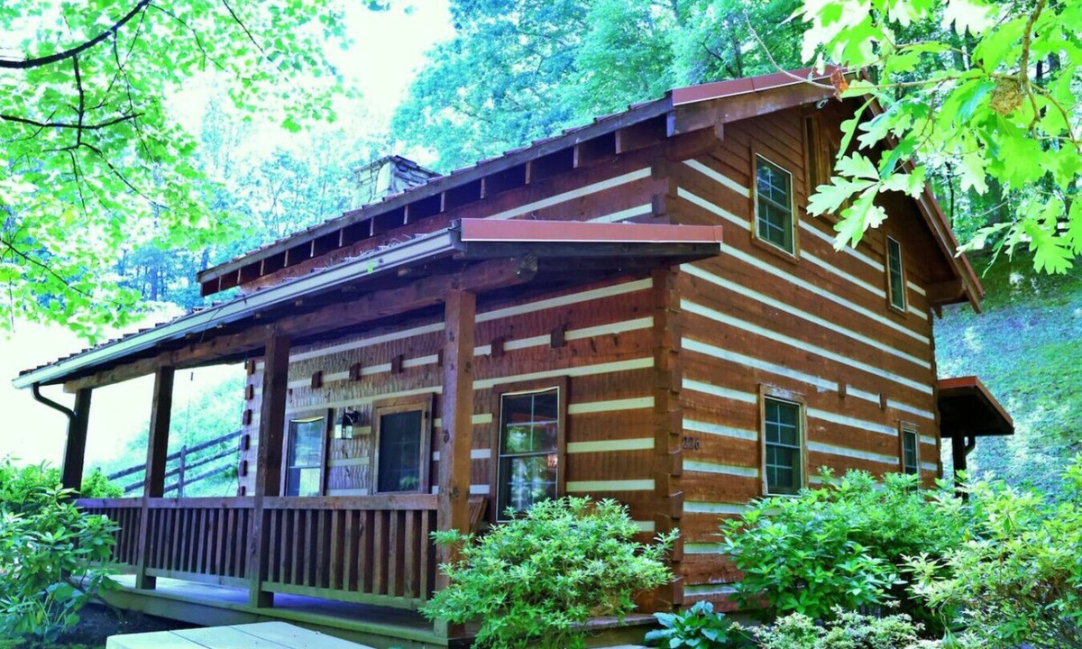 Cherokee Cabin | The Cove: Log Cabin! Pet Friendly! Fire Pit!