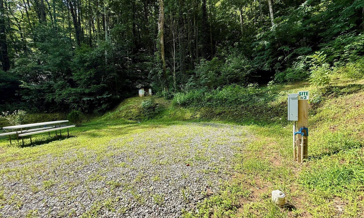 Robbinsville RV Rental | The Cove Site 3- 50 Amp, Full Hookup, Picnic Table