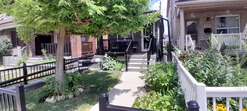 Earlscourt Apartment | The Cozy Bungalow in North York Nest