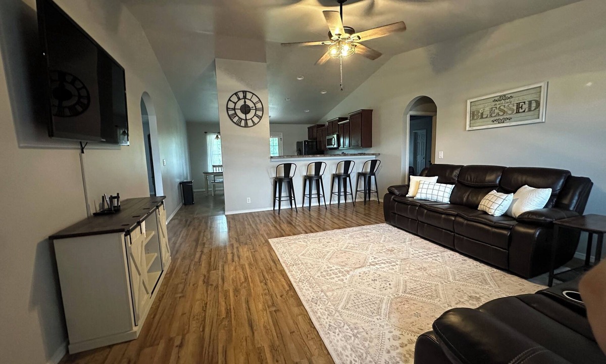 Pryor House | The Cozy Corner Spacious 3BR w/Firepit