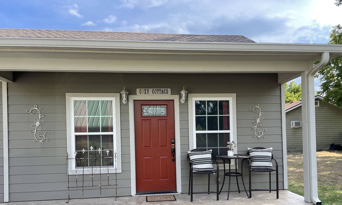 Valley Mills Cottage | The Cozy Cottage