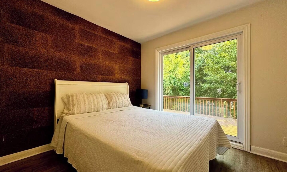 Richmond Hill House | The Cozy Crescent Comforts Stay