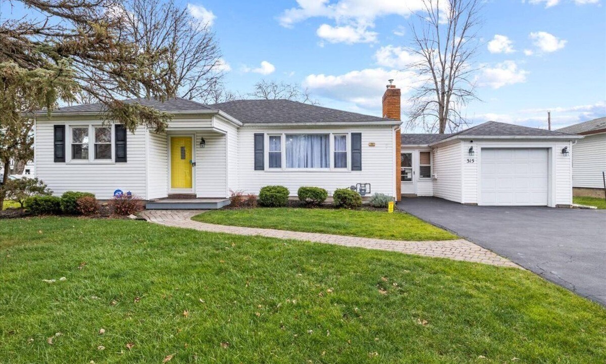 East Irondequoit Villa | The Cozy House & Romantic Fireplace