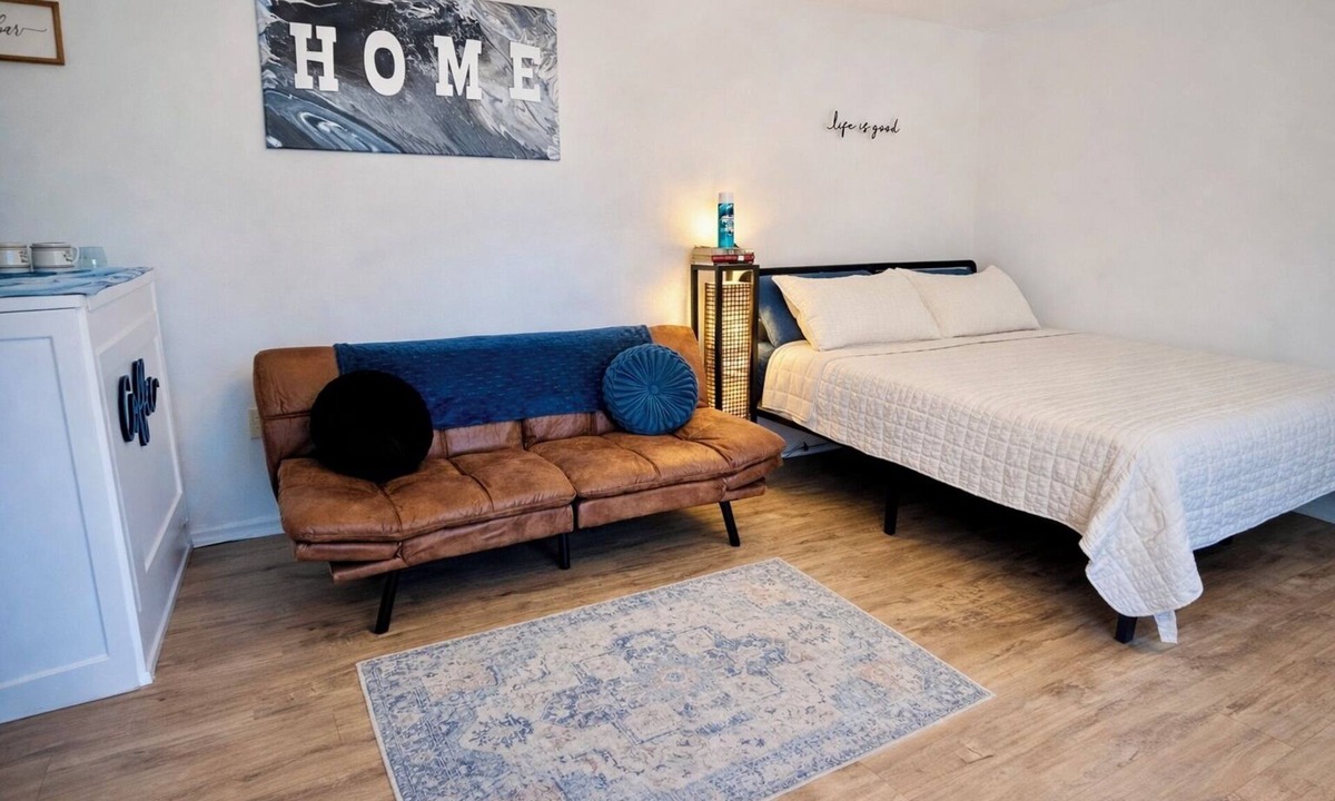 Salem Apartment | The Cozy King Studio #1