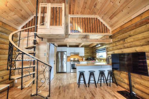 Mont-Tremblant House | The Cozy Log Cabin with Private Hot Tub