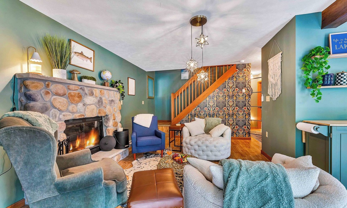 Pocono Lake House | The Cozy Owl – 3-Level Cabin Near Arrowhead Lake w/Fireplace & Firepit