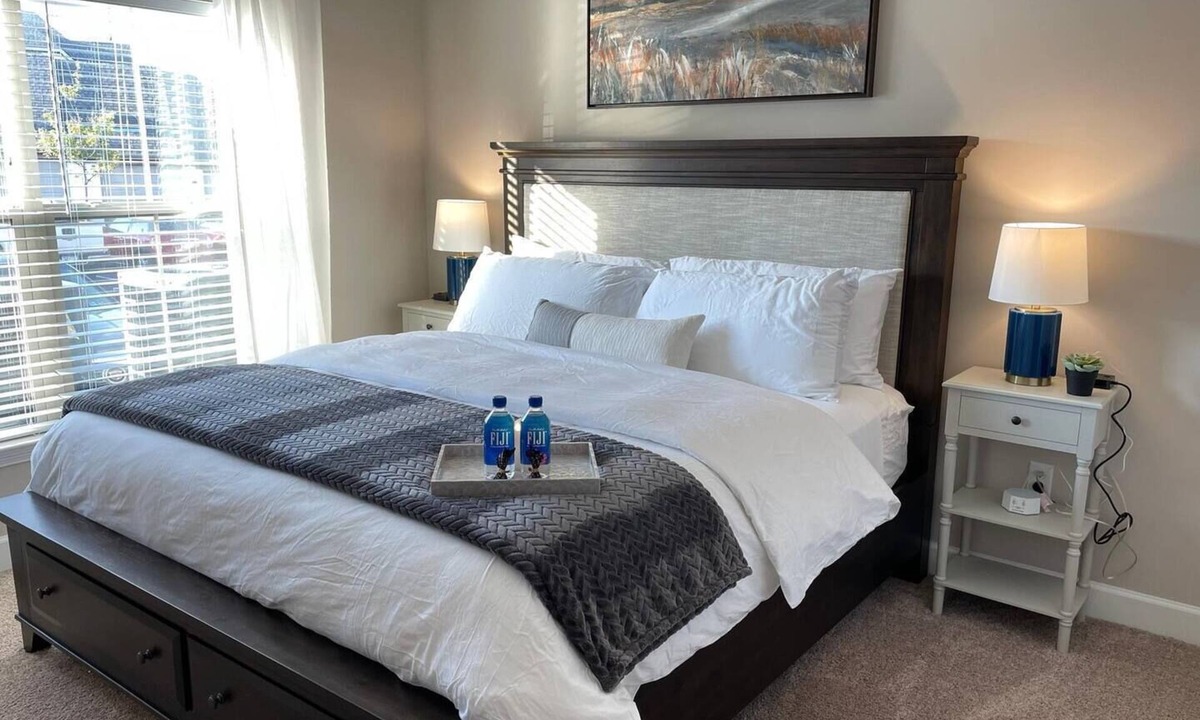 Westerville Apartment | The Cozy Queen's Flat | No Steps | Gated Community