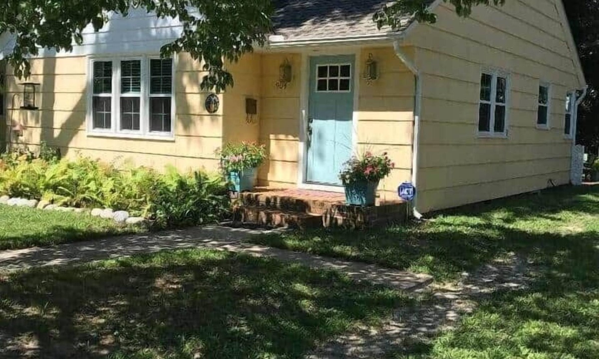 Salisbury House | The Cozy Yellow Cottage