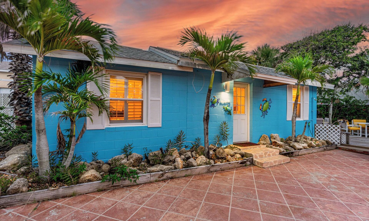 Flagler Beach House | The CrabTrap B 1BR Suite + Sleeper Sofa Beach