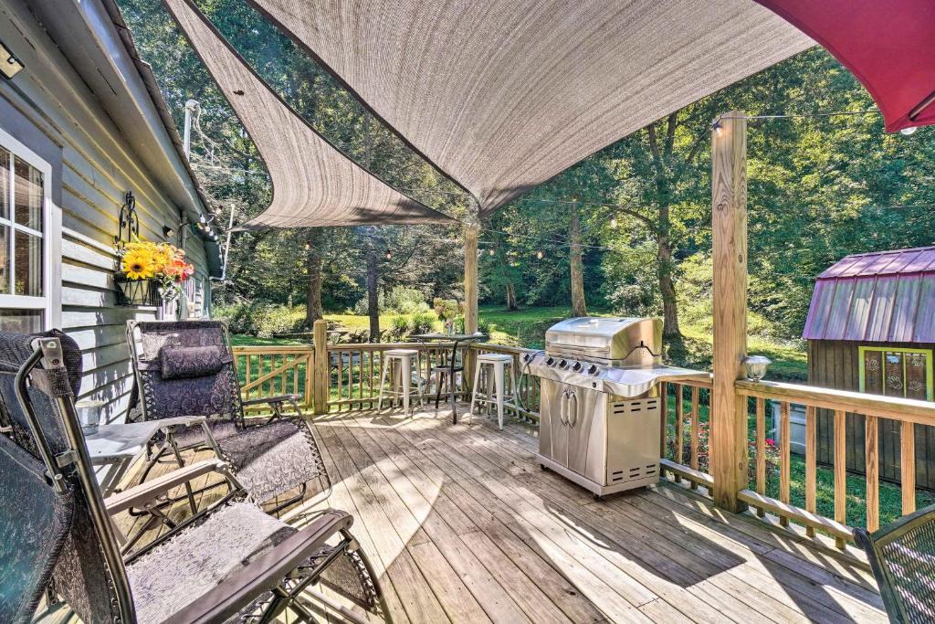 Newcomb House | 'The Creek' Winfield Gem: 73 Acres of Privacy