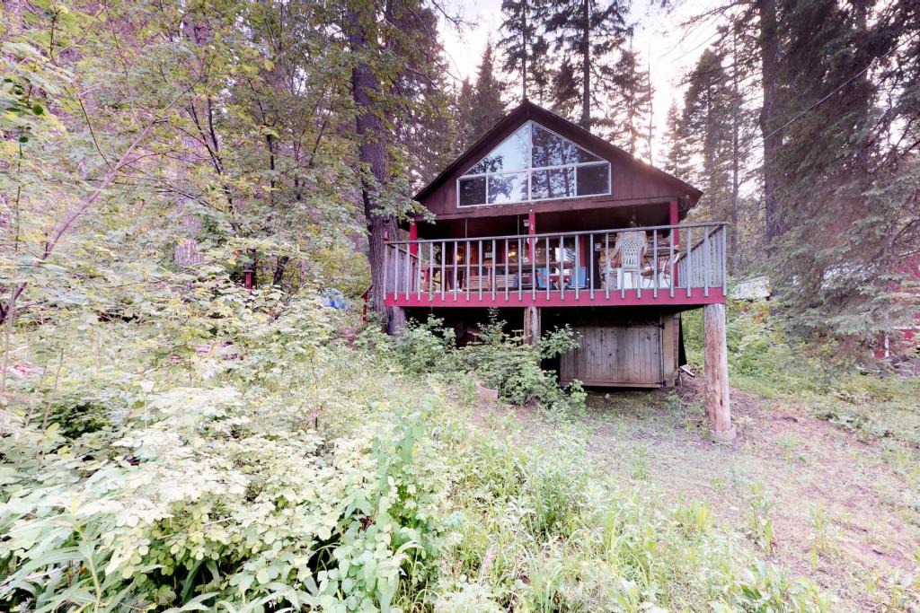 Cascade House | The Creekside Cabin