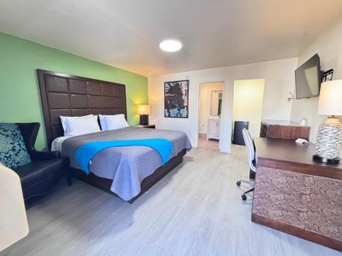 Corona Hotel | The Crest Motel